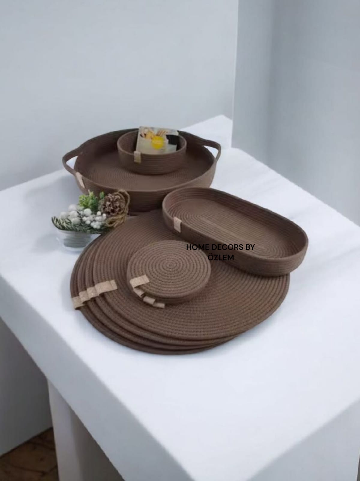 Kahverengi 6 Kişilik 15 Parça Amerikan Servisi Supla Takımı Organizer Servis Saklama kutusu Hasır Sepet - Supla:33x33cm / Bardak Altlığı:12cm / Kulplu Yuvarlak Sepet:33x5cm / Oval Kapaklı Sepet: 30x16x5cm / Yuvarlak Sepet:18x7cm
