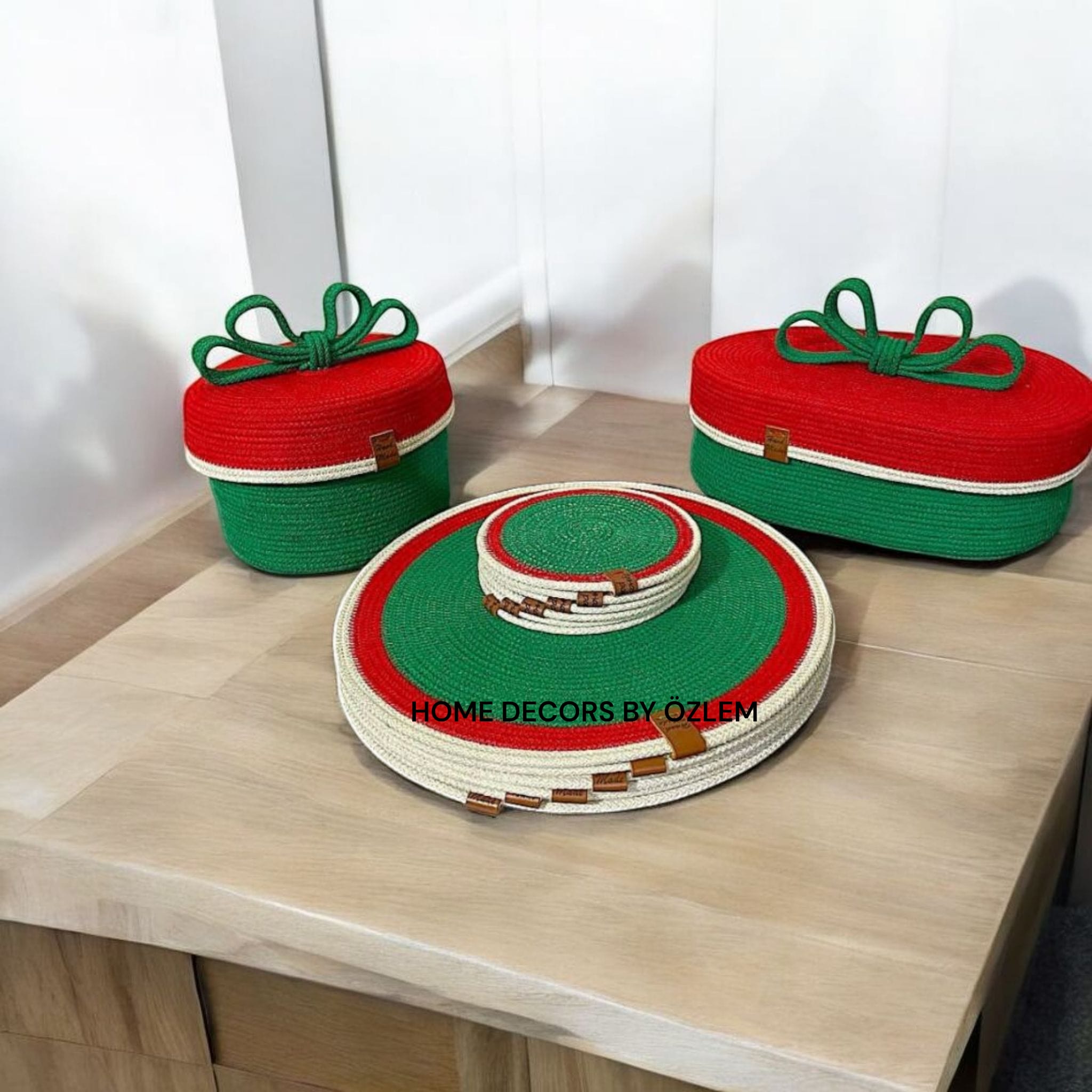 Kırmızı Ekru Yeşil 6 Kişilik 14 Parça Amerikan Servisi Supla Takımı Organizer Servis Saklama kutusu Hasır Sepet - Supla:33x33cm / Bardak Altlığı: 12x12cm / Oval Kapaklı Sepet: 30x18x12cm / Yuvarlak Kapaklı Sepet: 18x12cm